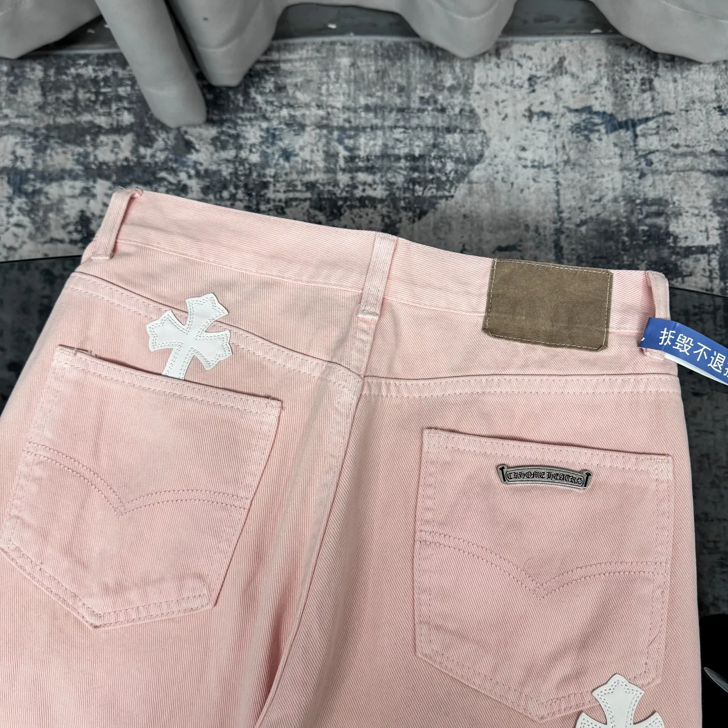 P260 Chrome hearts CH co-branded Drak Miami light pink jeans exude uninhibited personality and unique charm. Every wear and tear is carefully designed to present a unique artistic feel. Made of imported denim fabric, which has undergone heavy industrial washing and destruction treatment, the trousers show a super cool effect on the upper body, allowing you to dominate the fashion stage.  This is more than just a pair of jeans, it is an expression of attitude. With its unique design concept and ultimate pursuit of details, Croxin breaks traditional boundaries and defines the jeans trend in the new era. The trousers are made of double-layer woven fabric with customized hardware. Italian-made special cowhide is printed and cut. Custom-made sheepskin three-layer thick-line leather. The whole body is spliced ​​in heavy water washing. Craftsmen hand-splash ink. You can see the details. Three-dimensional cutting version. Loose and comfortable, not flattering. Makes taller and slimmer. Factory Seiko. Original quality control. Same style for men and women. Can be matched with couples. Versatile recommendation. Must-have jeans for all seasons. Color: light pink. Size: 28-30-32-34.